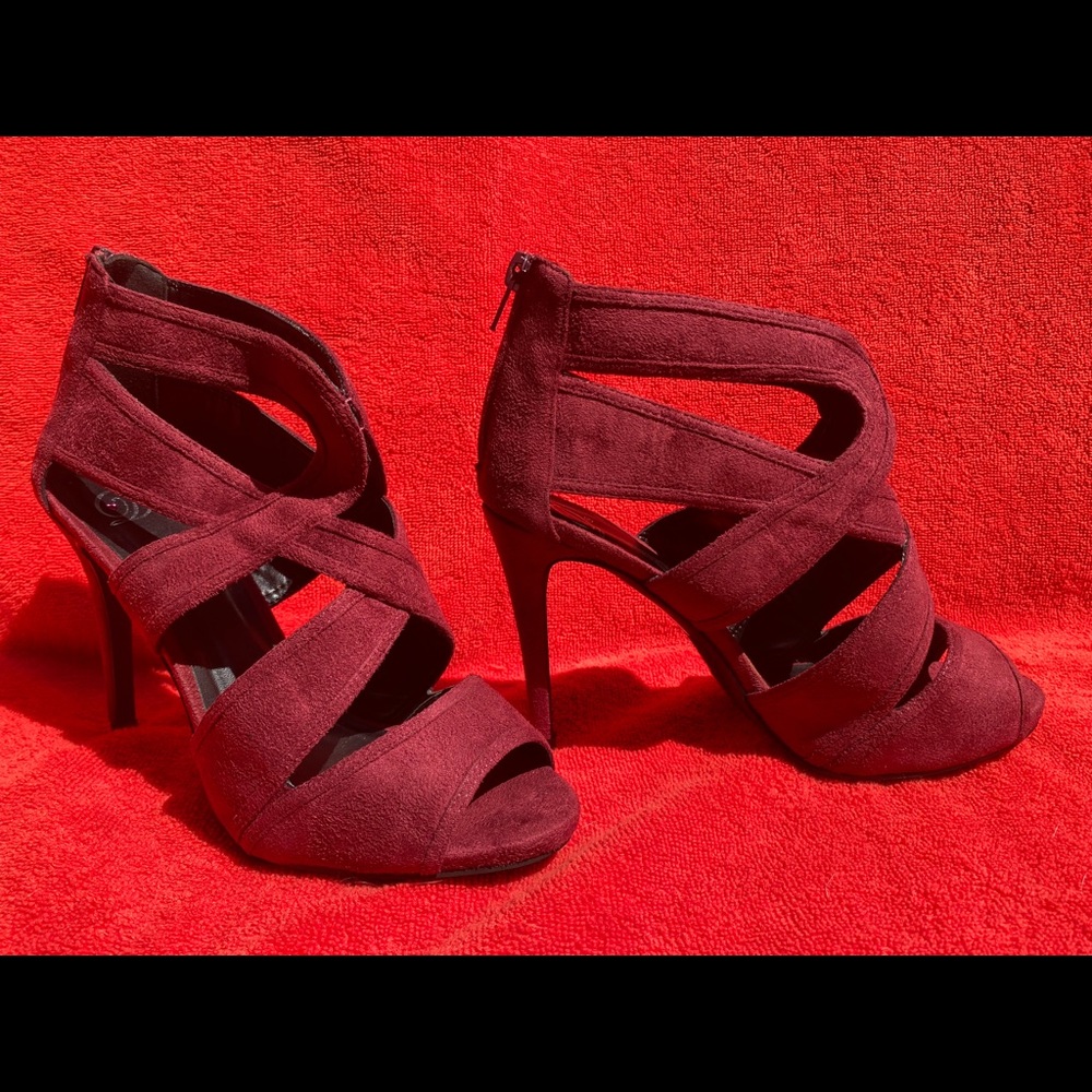 My Delicious Shoes Size 8 Burgundy heels